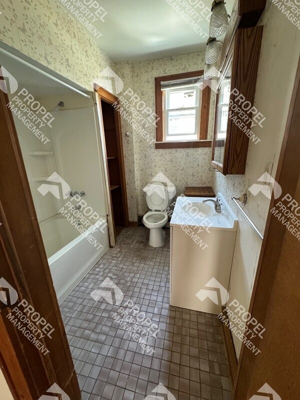 Building Photo - 994 Elm St