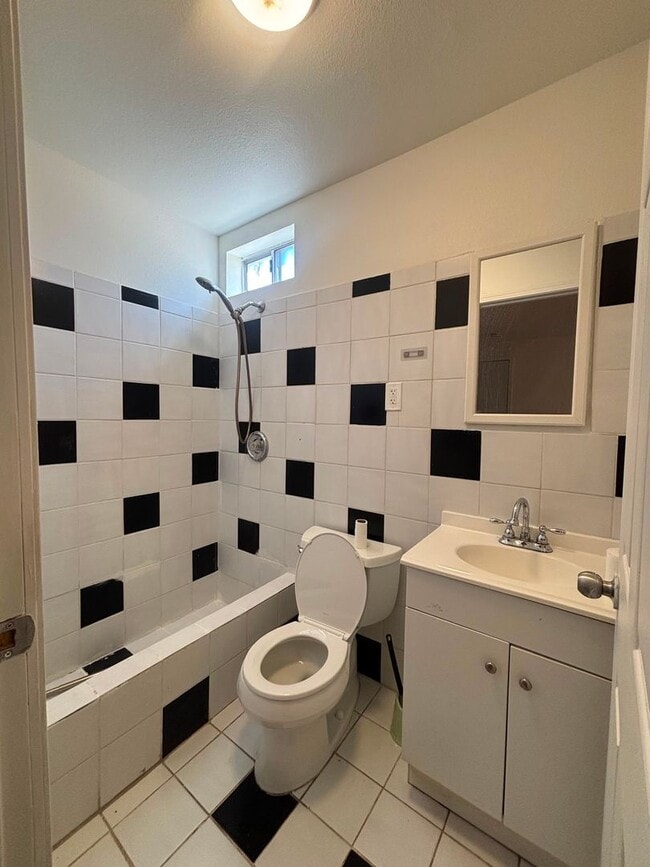 Building Photo - 572 Lenrey Ave
