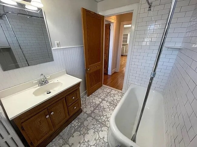 Building Photo - Cozy 2 Bedroom Apartment