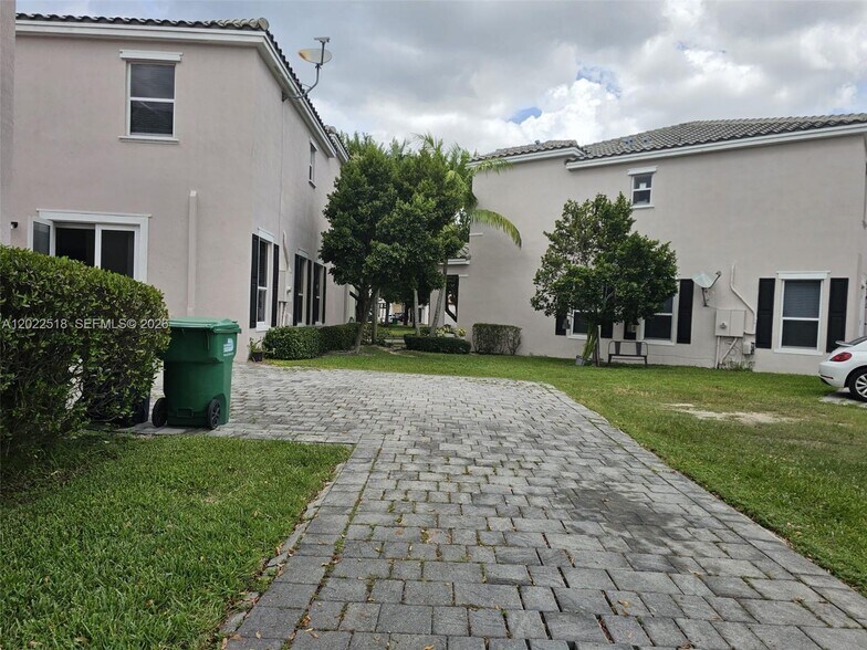 Building Photo - 9530 SW 171st Ct