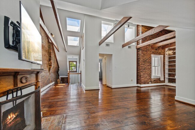 Primary Photo - Available Now! Georgetown! Professionally ...
