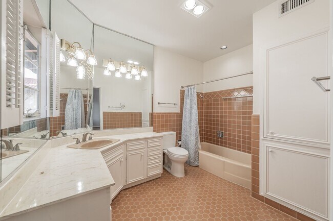 Building Photo - 2-bedroom, 2-bath condo located in the highly desirable Ridglea North neighborhood.