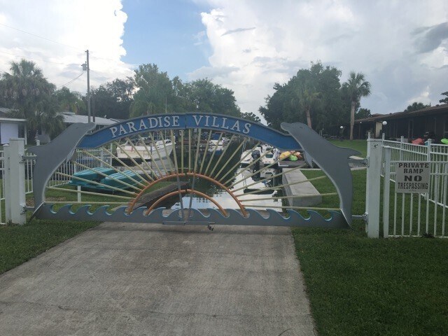 Building Photo - Experience the Ultimate Crystal River Getaway!