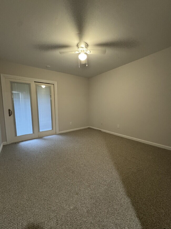 Building Photo - Completely Renovated Duplex with Garage Av...