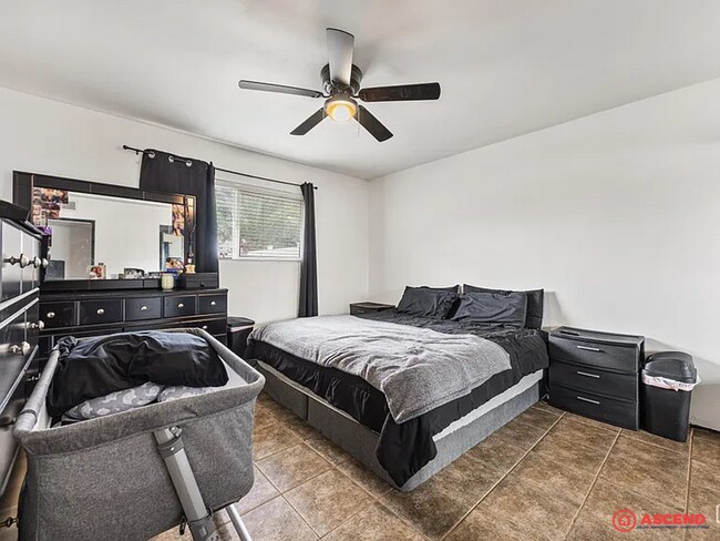 Building Photo - Pet-Friendly 3 Bed, 2 Bath Near Bakersfiel...