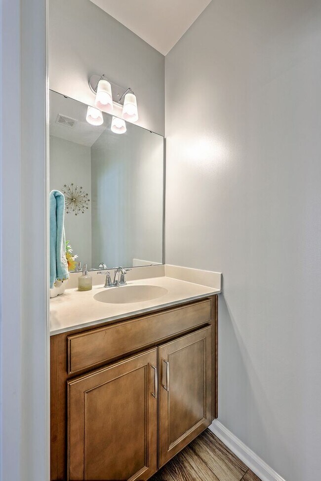 Building Photo - Spacious End-Unit Townhome with Modern Com...