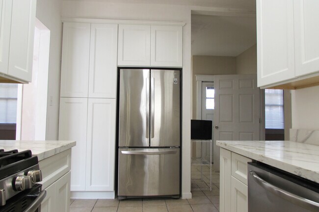 Building Photo - 6321 S Prieur St