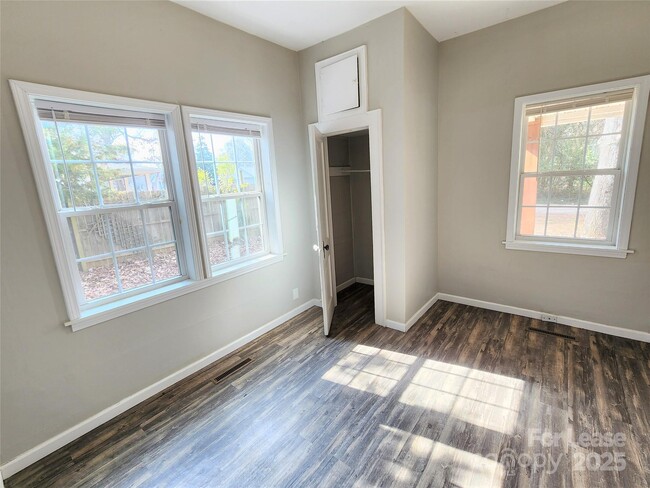 Building Photo - 1423 Oakshade Ave