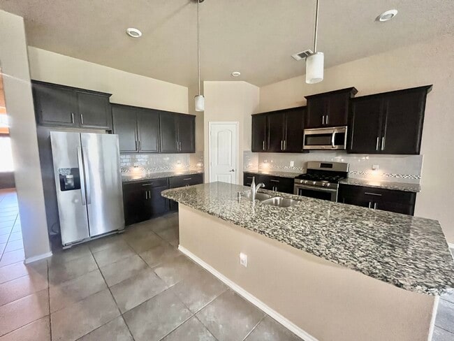 Building Photo - 2025 Lake Vista Dr