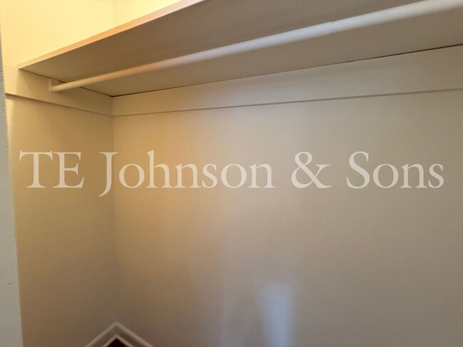 Building Photo - 2 Bedroom Salem View Apartment!