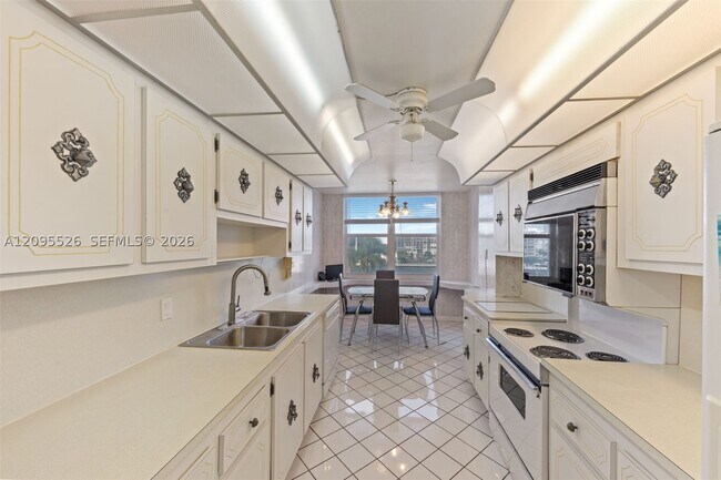 Building Photo - 2751 S Ocean Dr