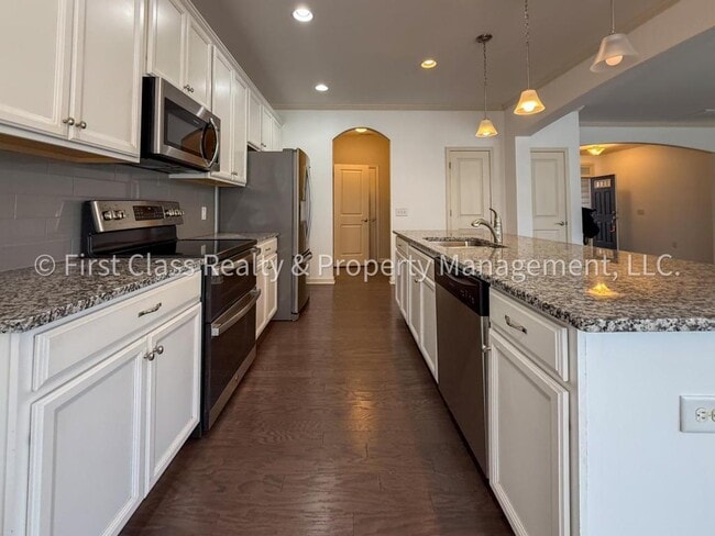 Building Photo - 565 Park View Drive