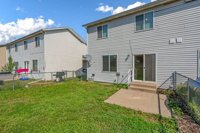 Building Photo - 3 bed 2 bath duplex with sprinkler system
