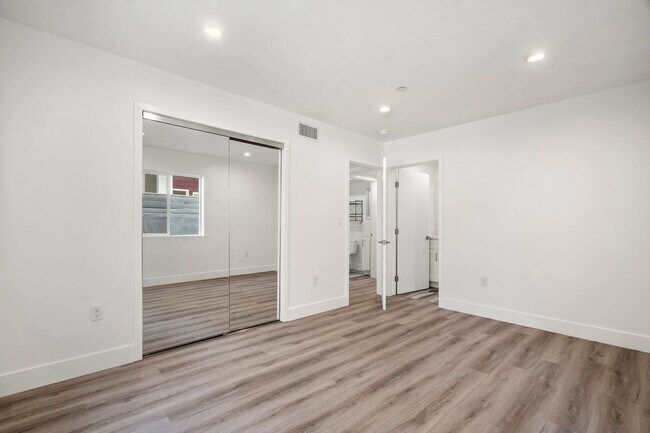 Building Photo - 10853 Hartsook St