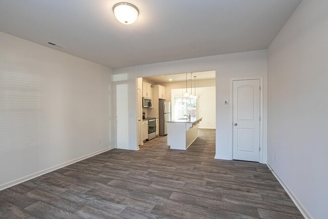 Building Photo - Two bedroom 2 1/2 bath townhome in great l...