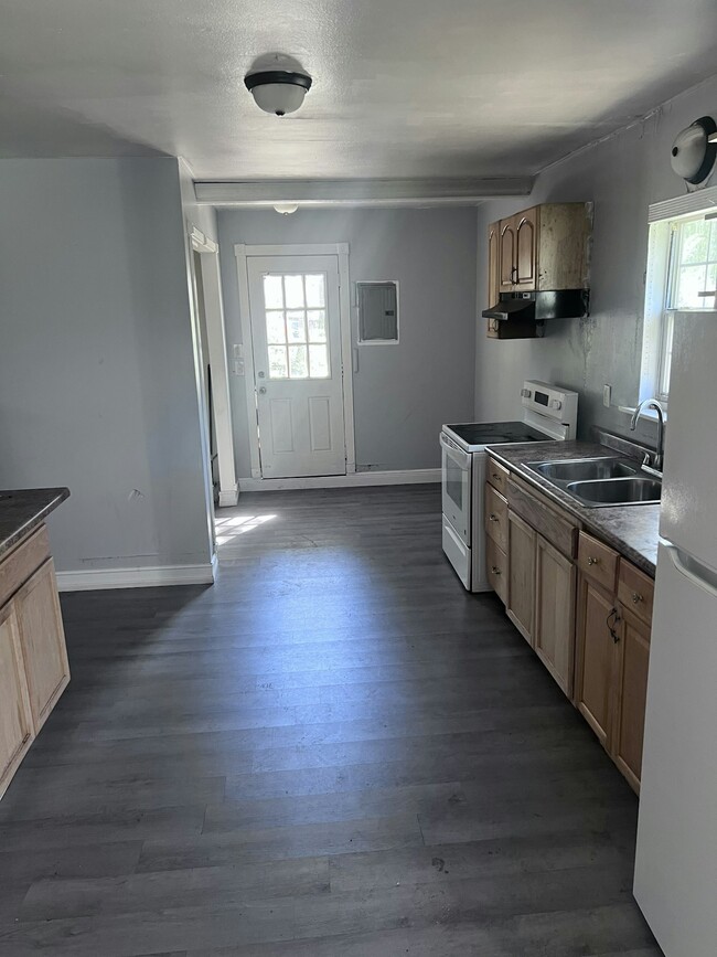 Building Photo - 1608 Hartwell Dr