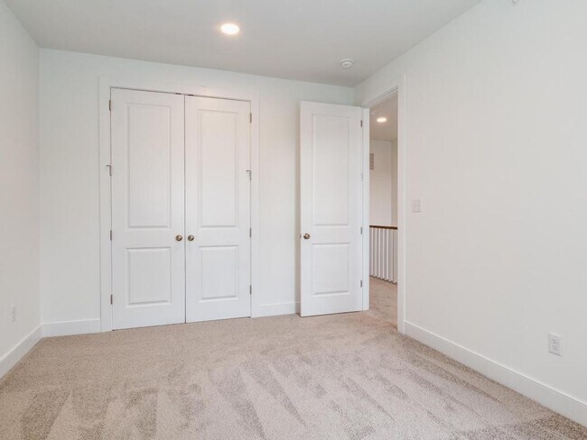 Building Photo - Luxury Townhome in the Heart of Cranberry Twp