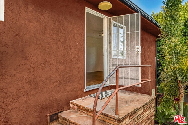 Building Photo - 1319 S Mansfield Ave