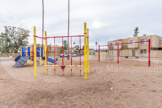 Building Photo - 4601 E Southgate Ave