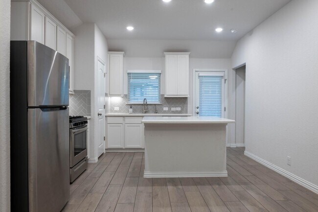 Building Photo - 2089 Egret Ave