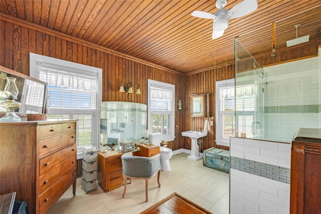 Building Photo - 813 Nelson Ave