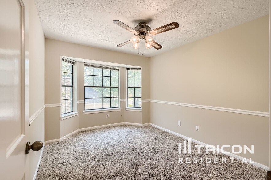 Building Photo - 2118 Waterfall Dr