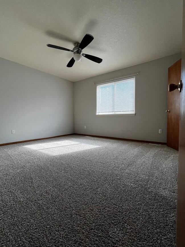 Building Photo - 3 Bedroom 2 Bath Ranch Style Home in Loveland