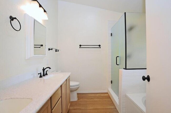 Building Photo - 3 Bedroom 2 Bathroom House