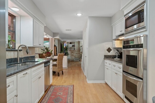 Building Photo - 2828 S Logrun Cir