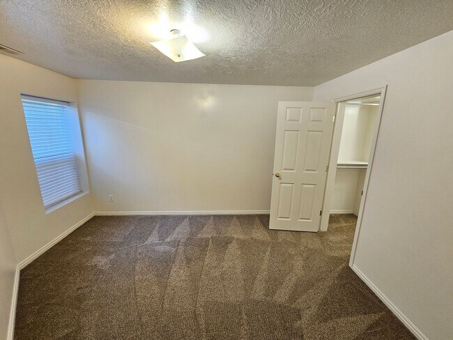 Building Photo - Spacious 3 Bd 2.5 Bath Townhouse in Bountiful