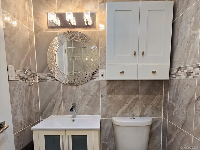 Building Photo - 74-11 85th Dr