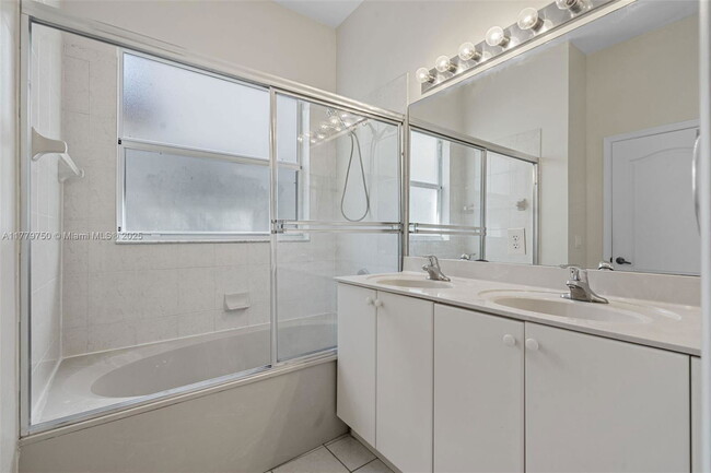 Building Photo - 1270 NE 39th Ave