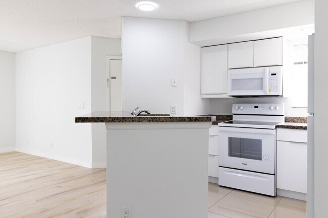 Building Photo - 3350 Pinewalk Dr N