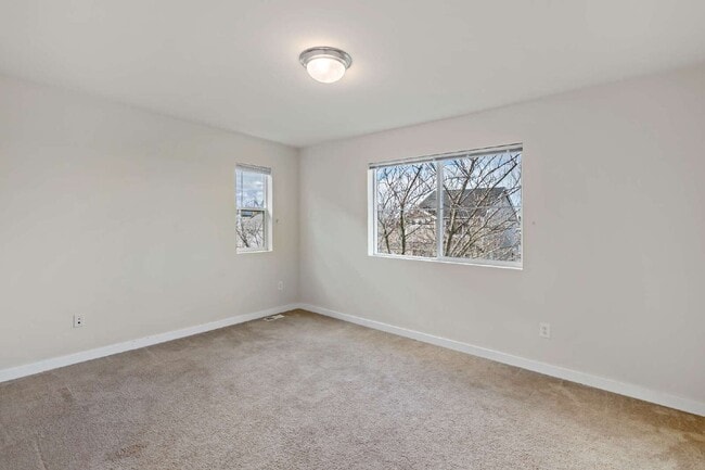 Building Photo - Enjoy this immaculate home in a park-like setting showcasing the beauty of the Issaquah Highland ...