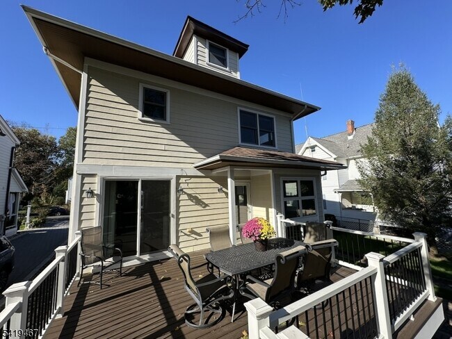 Building Photo - 12 Maple Ave