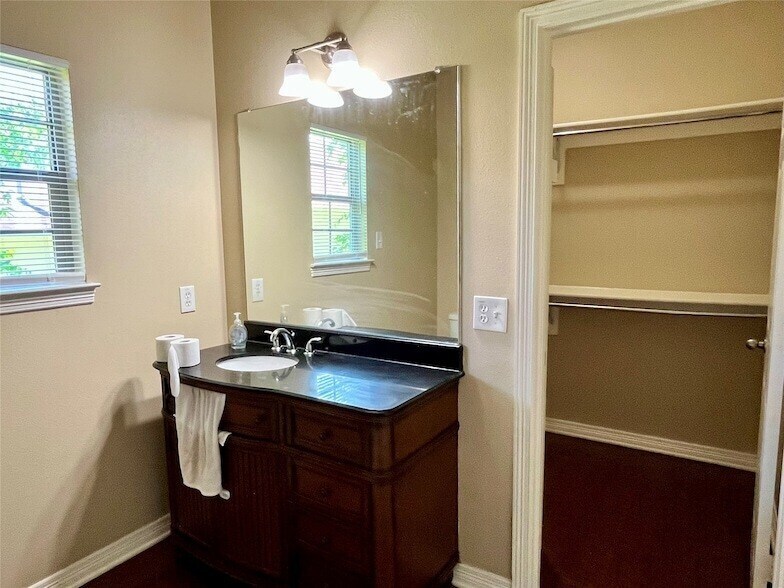 Building Photo - 701 Frame St