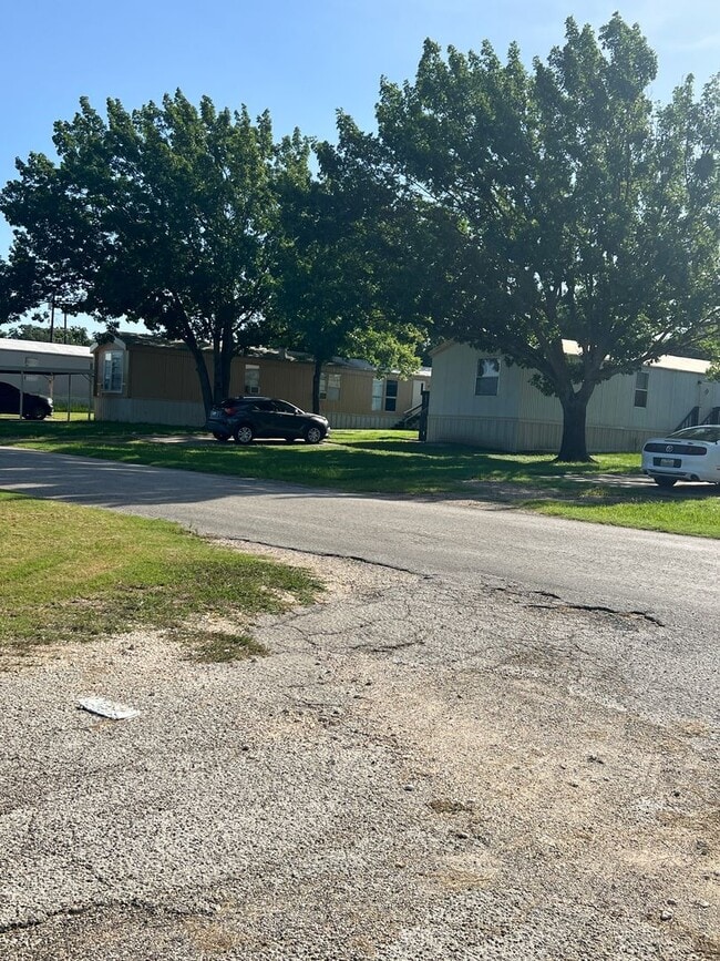 Building Photo - Remodeled 5 Bed | 2 Bath Mobile Home on Ha...