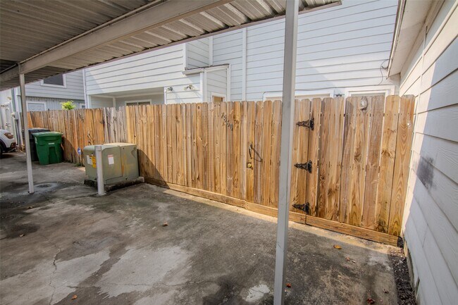 Building Photo - 7860 Green Lawn Dr