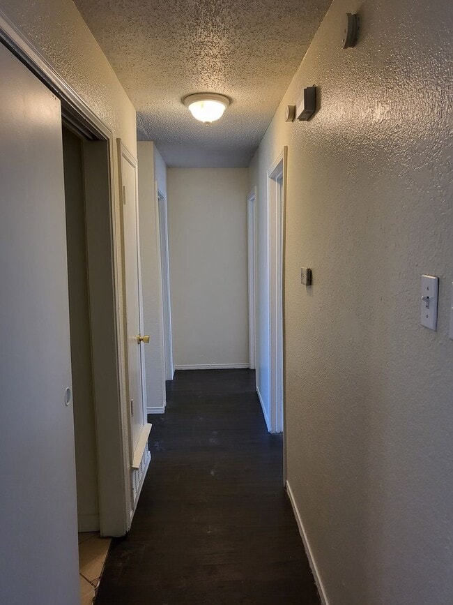 Building Photo - 1417 Laura Ln
