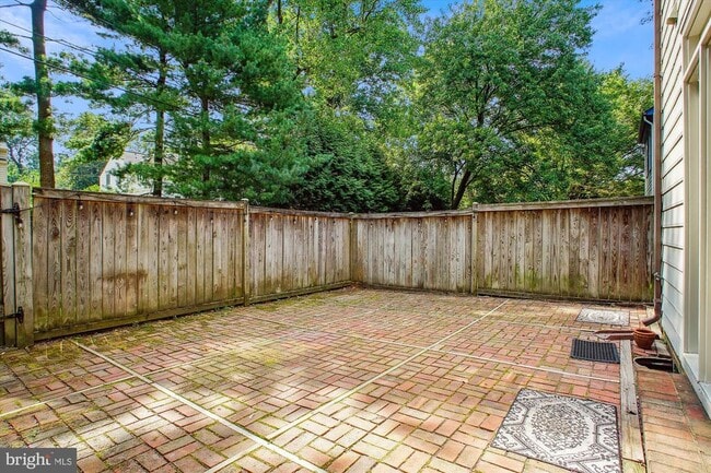 Building Photo - 450 W Glebe Rd