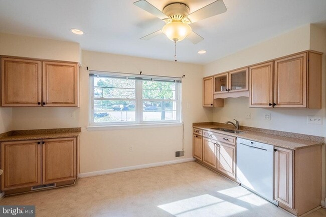 Building Photo - 6608 Fairlawn Dr