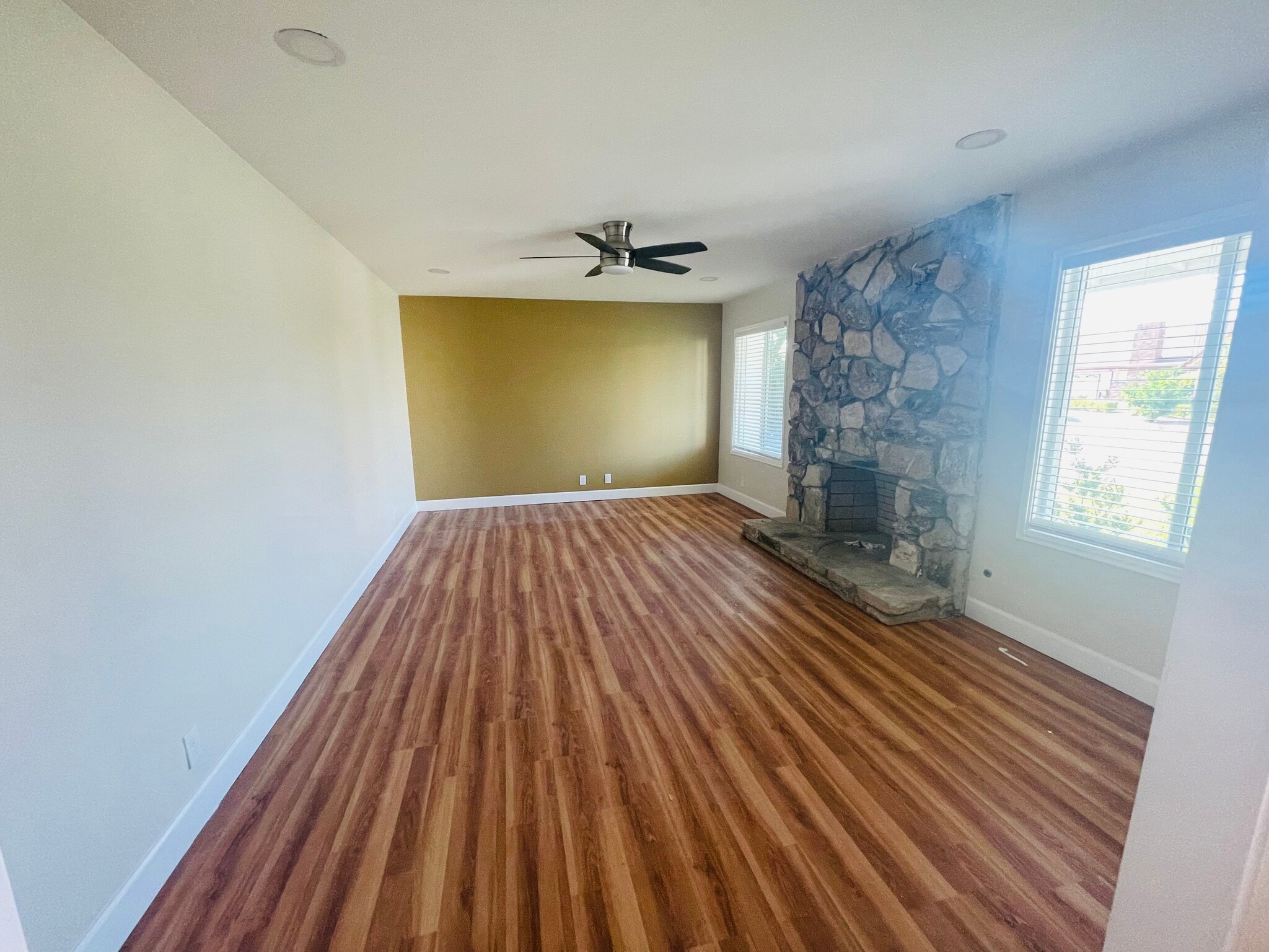 Building Photo - 1666 W Chanticleer Rd