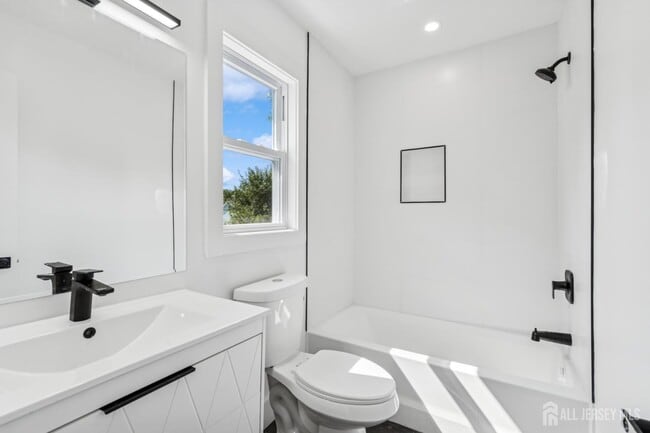 Building Photo - 318 Seaman St