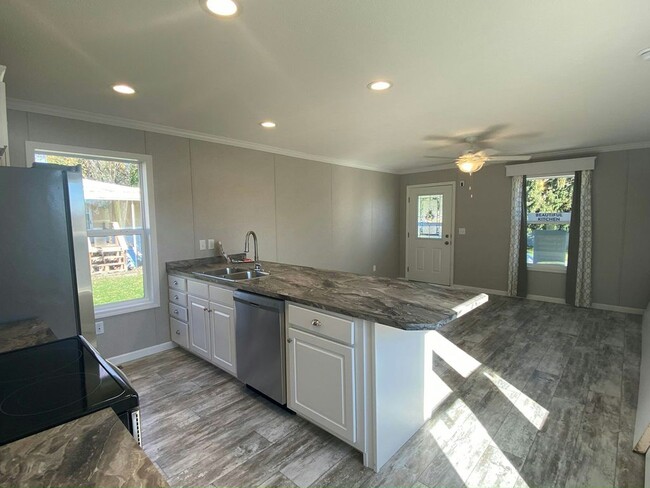 Building Photo - 129 Zimmer Dr W