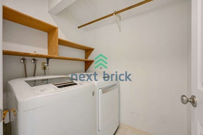 Building Photo - "Spacious 5-Bed Gem with 2.5 Baths in Prime Redmond Location!"