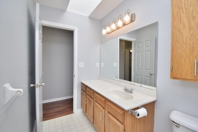 Building Photo - 647 Regent Rd