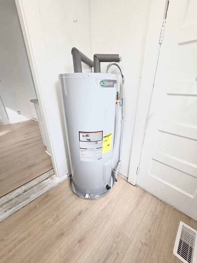 Building Photo - ***4 Bed RENOVATED house/ODU Students welcome! Granite countertops