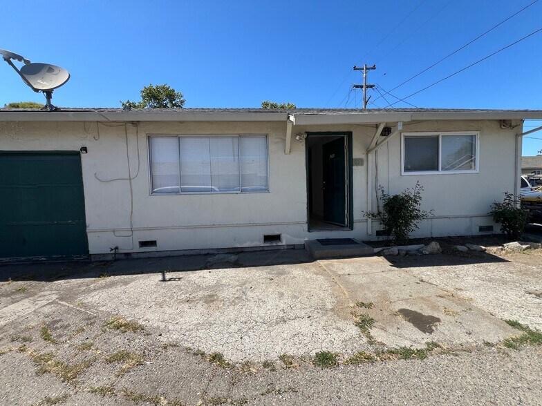 Building Photo - 915 Aston Ave