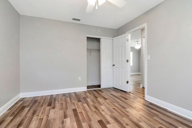 Building Photo - Beautifully Updated 3/2 in Bradenton — Up to One Month Free!