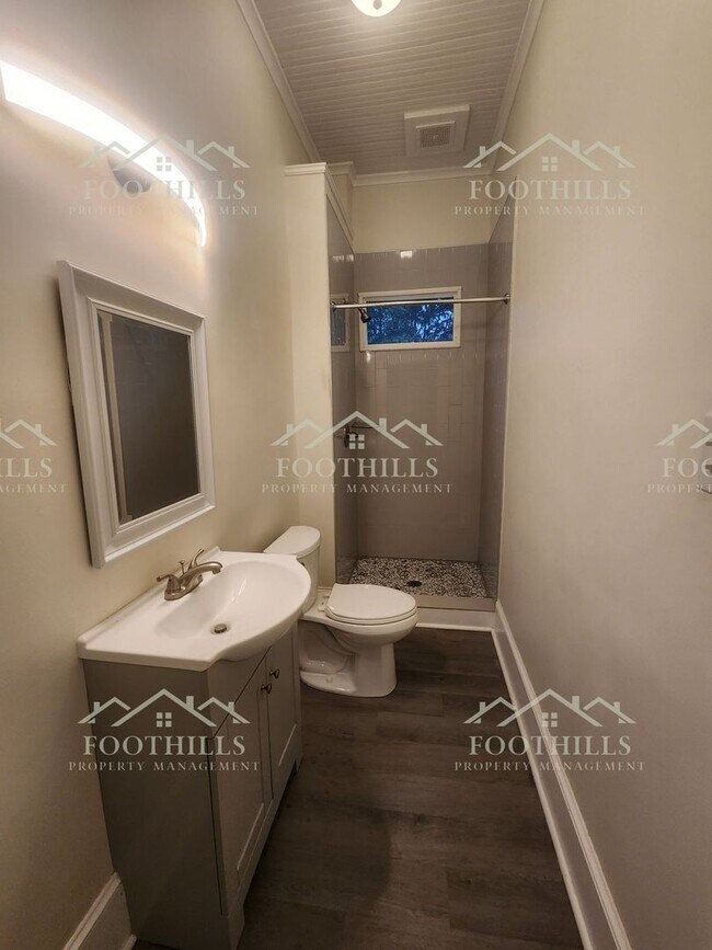 Building Photo - Newly Renovated 3-Bedroom Home Near Downto...